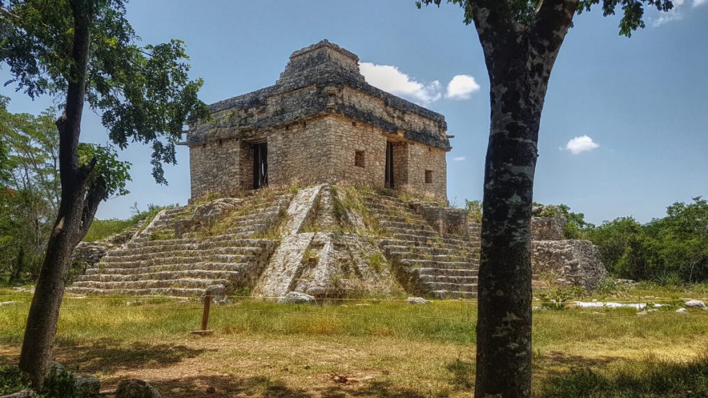 Temple of the Seven Dolls in Dzibilchaltun from the side 1024x576 1