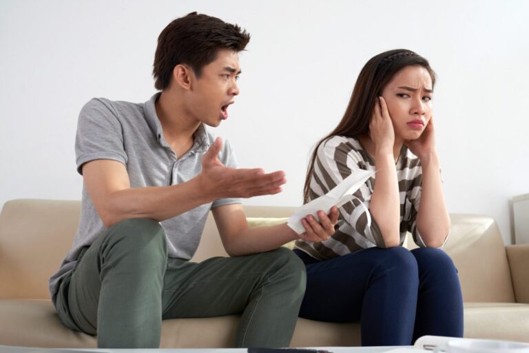 Medium shot asian man shouting his wife holding piece paper 1098